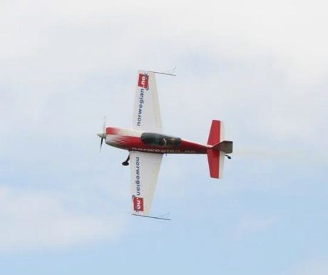 "Norwegian" var godt synlig da Extra-300-maskinen fra Polen underholdt med akrobatiske øvelser i luften. Bak spakene satt Robert Kowalik, som er 6 ganger polsk mester, i denne idretten   