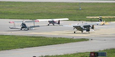 Mange gamle notstalgiske fly klare til avgang.