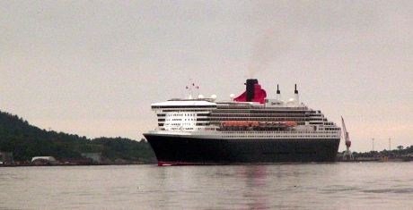 Queen Mary 2 rundet Tungenes  like før klokken 07.00 lørdag morgen og kom seilende ut av morgendisen ved ferjekaien i Mekjarvik