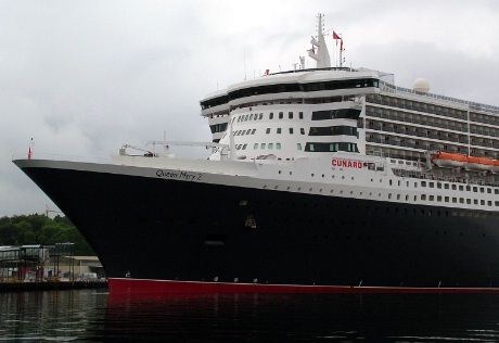 Utenriksterminalen ser knøttliten ut -- men så er Queen Mary 2 nesten 150 meter lenger en Prinsesse Ragnhild og nesten 180 meter lenger enn Queen of Scandinavia