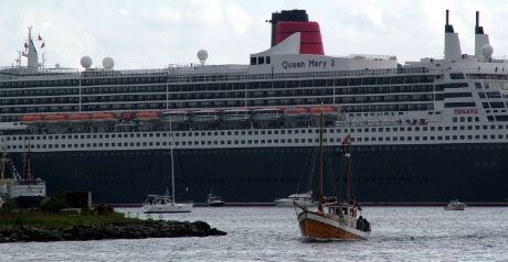 Dronningen ruvet i havnebildet. Her sett fra den gamle ferjekaien på Buøy