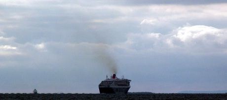 Ved 19-tiden lørdag kveld  kunne Queen Mary 2 stevne ut Bufjorden. Til venstre kommer MF Fjordveien fra Kvitsø og i bakgrunnen til høyre skimtes Karmøy.