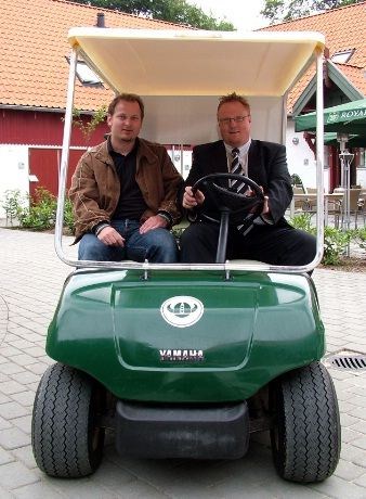 Norske Pål Bockmann og Bjarne Rasmussen - begge fra Cimber Air, tester en av golfbilene på Gyttegård