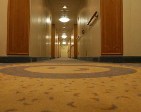 Det var også stille i koridorene til suitene.