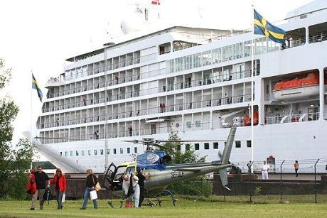Cruisegjestene kunne på en av turene benytte helikopter for å gjøre seg kjent med den svenske byen.