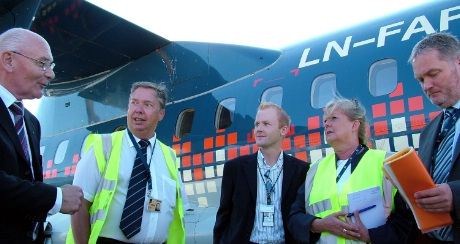 Coast Air-direktør Kjell fredheim - til venstre og  kommersiell sjef Vigleik Dueland - til  høyre , med velkomstkomiteen fra partneren Atlantic Airways.