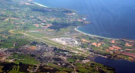Etter en god time passeres Stavanger Lufthavn Sola - langt dernede !