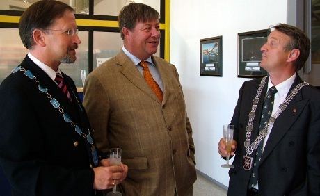 Fra venstre: ordfører Petter Steen (H) i Haugesund, Coast Air -eier skipsreder Trygve Seglem og Karmøyordfører Kjel Arvid Svendsen(Kr.F)