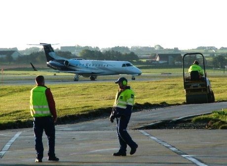 Embraer-maskinen på vei inn fra Rullebanen