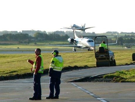 - Det er visst denne veien".... i bakgrunnen en Saab 2000 fra det britiske selskapet Eastern Airways