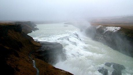 Gullfoss har en høyde på 32 meter fordelt på to fall.