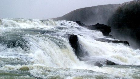 Gullfoss skulle egentlig har blitt lagt "i rør". Planene om kraftutbyggingen ble stanset av datteren til en nabobonde. Hun truet med å kaste seg i fossen - dersom det ble kraftutbygging.