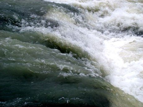 Titusenvis av liter vann renner igjennom  fossen - hvert sekund