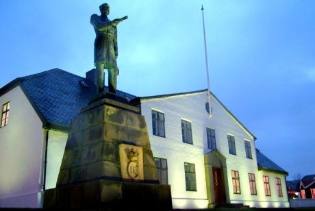 Statsministerboligen i Reykjavik.Da Danmark og Norge skilte lag i 1814 forble Island "dansk" i 130 år til, frem til "løsrivelsen" i 1944. Da ble republikken Island opprettet.