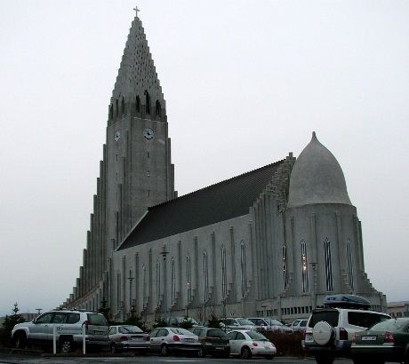 Hallgrimskirken (Hallgrímskirkja) er Islands største kirke og nest høyeste bygning med 74,5 meter. Man kan ta heis opp til toppen.