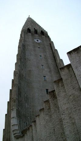 Det tok nesten 50 år å få reist Halgrimskirken. Arkitektene begynte å tegne i 1937, selve byggingen startet i 1945 og i 1986 sto kirken ferdig.    