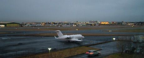 Reykjavik "downtown" airport sett fra rommet på Hotel Loftleidir. Flyplassen har direkteavganger til andre steder på Island, samt til Grønland og Færøyene.