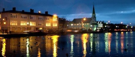 Aftenstemning ved det lille vannet Tjörnin i Reykjavik sentrum.
