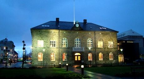 Alltingsbygningen ligger like ved det kjent hotel Borg. Alltinget, som er verdens eldste parlament med røtter over 1000 år tilbake, ble gjenopprettet i 1845 og flyttet inn i dagens bygning i 1881.