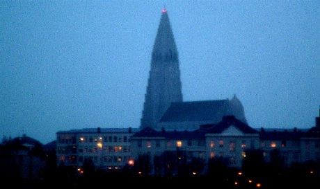 Hallgrimskirken ruver over Reykjavik- her sett fra Loftleidirhotellet, som ligger to kilometer unna.