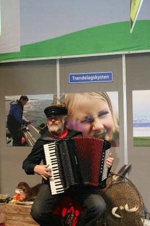 Hva er vel mer naturlig enn litt trekkspillmusikk fra Trøndelagskysten