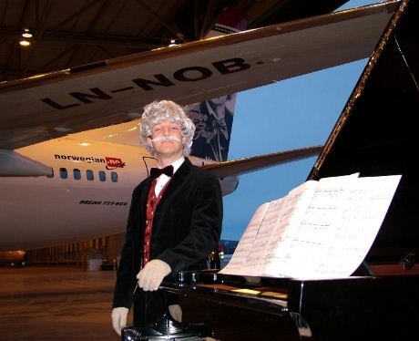 "Edvard Grieg" står klar ved flygelet for å hilse sin høytflyvende navnebror velkommen