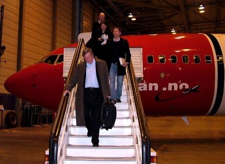 Norwegian-bosss Bjørn Kjos første mann ut av flyet og ned av trappa etter den ni timer og seks minutter lange flyturen