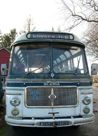 Grillen var typisk for "Repstadbussene" anno 1964. På ruteskiltet står det "Norges - Tur" . Rulleteksten inneholdt også destinasjoner , som Spania, Sverige, Danmark, Finland , Tyskland, samt klassikeren "Holland-Rhindalen"
