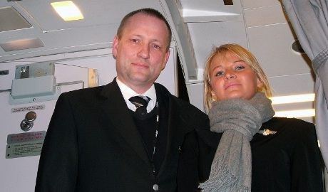 Flykaptein Steen Vestergård-Poulsen og flyvertinne Sylwia Teresa Zieba. Styrmann  Rasmus Sune Jensen  var ikke med på bildet  