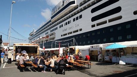 Cruiseskipet Rotterdam gir ly til serveringsteltene på Strandkaien