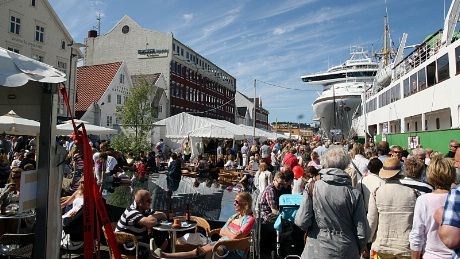 Tett av folk på Strandkaien