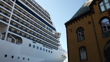 Gamle Tollbua blir liten sammenlignet med "MSC Magnifica"