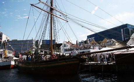 Restauration-replikaen ved kai. Båten er en kopi av sluppen som seilte med de første norske emigrantene til Amerika i 1825