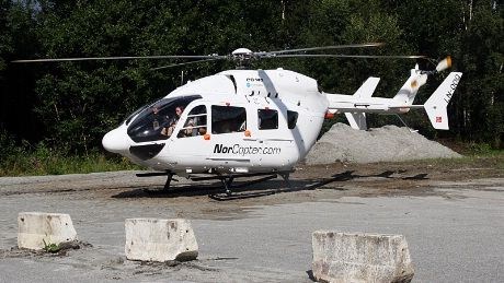 Norcopters EC 145 sto klart til å ta med Kjos på en liten tur til Lysefjorden og Preikestolen