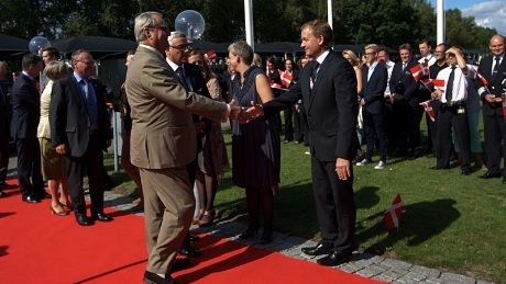 Prins Henrik hilser på SUN-AIRs kommerciel direktør Kristian Tvergaard