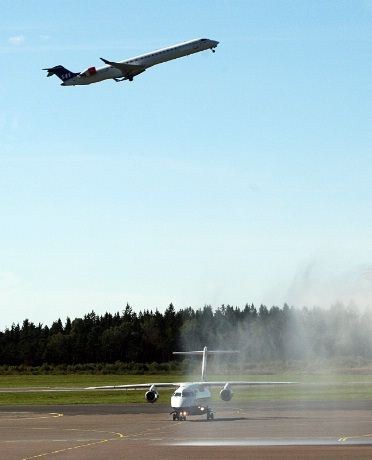 SAS sin CRJ 900 har nettopp tatt av med kurs for København. SUN-AIRs Dornier 328 takser inn.