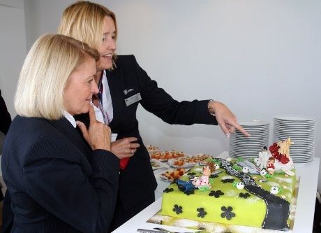 Alice Sloth og Jette Nørskov fra SUN-AIR beundrer kaken ..