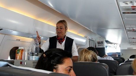 Susanne Sundberg er dagens travle flyvertinne. Det serveres både mat og drikke underveis