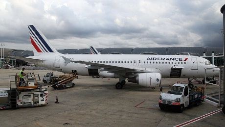 Air France har (selvfølgelig) sitt hovedkvarter på Paris  Charles de Gaulle. Det har også charteroperatøren XL Airways France og Air France sitt cateringselskap  Servair