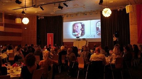Flere videosnutter - blant annet med en hilsen fra Bjørn Kjos, ble vist på storskjermen i Stavanger Hall