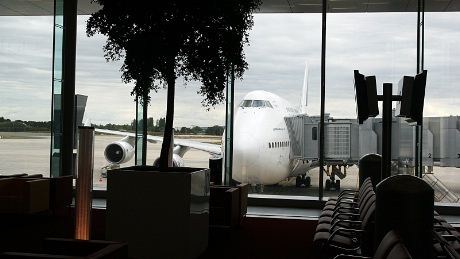 Jumbojeten ser nesten "liten" ut. Bronene ut til flyene er også tilpasset megajumboen Airbus A 380