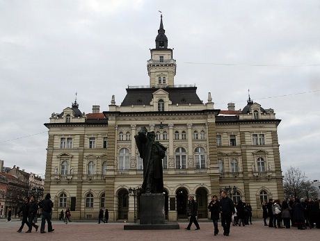 Rådhuset i Novy Sad med statuen av Svetozar Mileti&#263; i forgrunnen