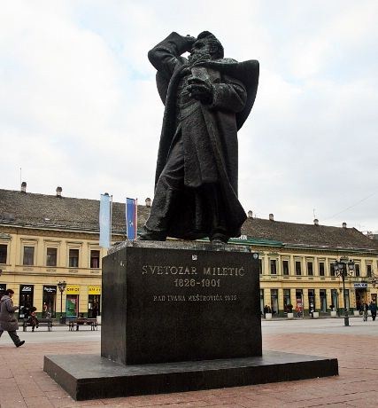 Statuen av  politikeren , journalisten, advokaten og frihetkjemperen Svetozar Mileti&#263; (1826 – 1901) er den høyeste i i Novy Sad. Mileti&#263; var lederen av "Serbere i Vojvodina" og omtalte seg selv som Serbias svar på den ungarske demokratiforkjemperen Lajos Kossuth.