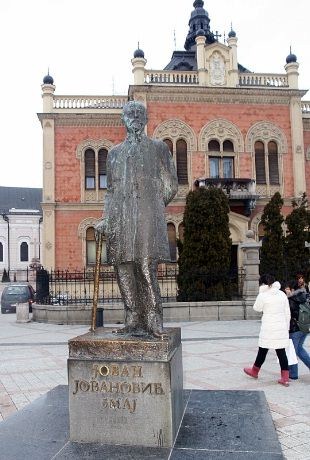 Kjært barn har mange navn. Novy Sad heter også: &#1053;&#1086;&#1074;&#1080; &#1057;&#1072;&#1076;; på serbisk,  Újvidék  på ungarsk; Nový Sad på slovakisk og  Neusatz på tysk.