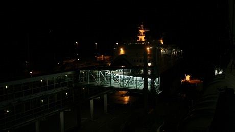 Midt på natten anløpes Mariehamn på Åland. Anløpet er nødvendig for taxfreehandelen ombord etter at EU avskaffet ordningen. Åland er ikke EU-medlem, noe som gjør at øygruppens 25.000 innbyggere vel må ha verdens beste ferjetilbud !