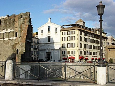 I november 2011 valgte Mario Monti hotellet Forum til sitt hjem da han ble valgt som italiensk statsminister. Det elegante 4-stjerners hotellet ligger i nærheten av Forum Romanum i Via Dei Fori Imperiali, bare noen skritt fra Colosseum.
