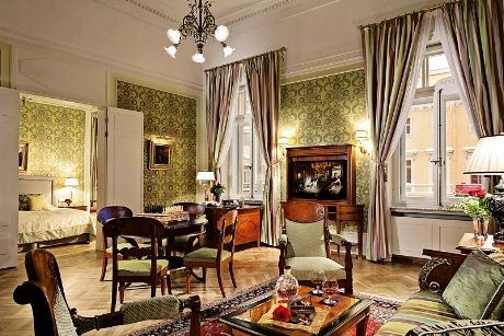 Luksushotellet i midten av St Petersburg har også huset andre celebriteter, som for eksempel dronning Elisabeth, Bill Clinton, Claudia Schiffer og Elton John.