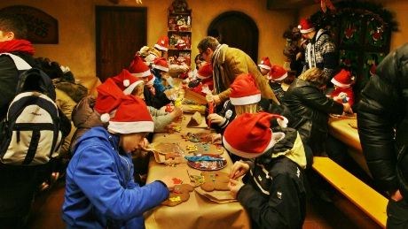 Et julebesøk i Kongeparken varer i tre timer og avsluttes med at nissen kommer med presanger ..