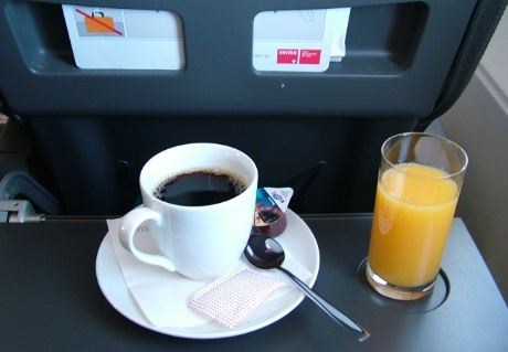 Kaffe og juice før frokost hos Swiss mellom Oslo og Zürich