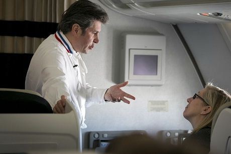 Den  franske superkokken Michel Roth lager menyer for Air France. Her i samtale med en passasjer